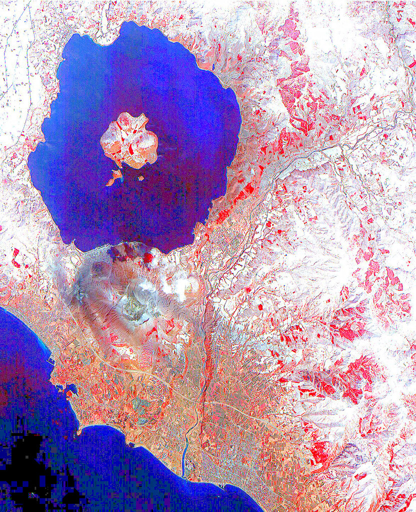 Mount Usu Volcano Trekking Guide: Exploring Hokkaido’s Active Stratovolcano and Lake Toya Views