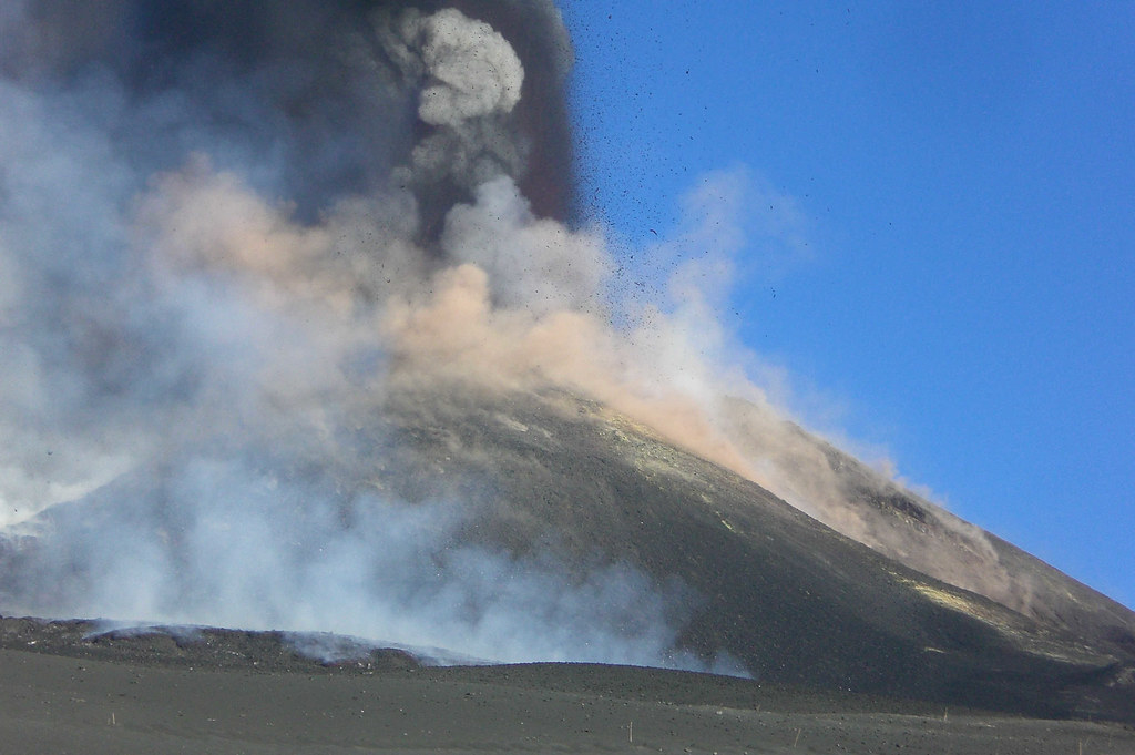 Mount Etna volcano trek - Etna Volcano Paroxysmal Eruption October 26 2013 - Creative Commons by gnuckx